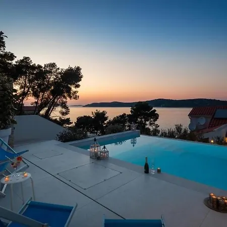 Nensi Villa *